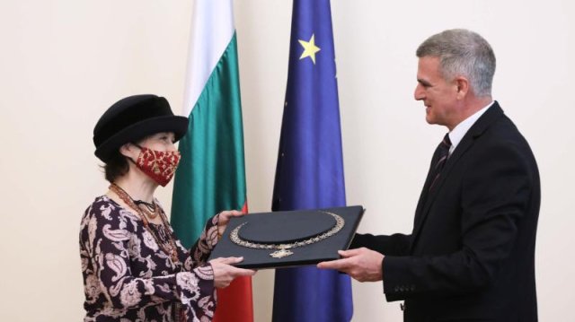 От името на служебния кабинет премиерът Стефан Янев връчи наградата