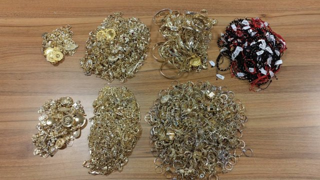 Митническите служители на МП Капитан Андреево задържаха над 4 4 кг златни накити