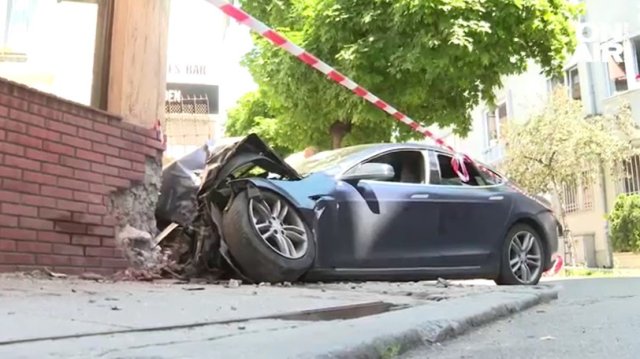 Кола се вряза в столично заведение на метри от детска