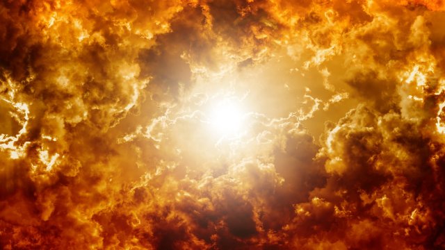 Слънцето ни се усмихна в много интересна поза Усмивката му