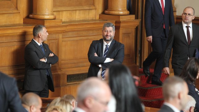 Минути след сформирането на новото Народно събрание Демократична България внесе