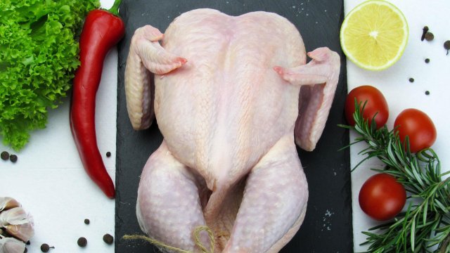 Американски физици твърдят че ако държим суровото пиле близо до