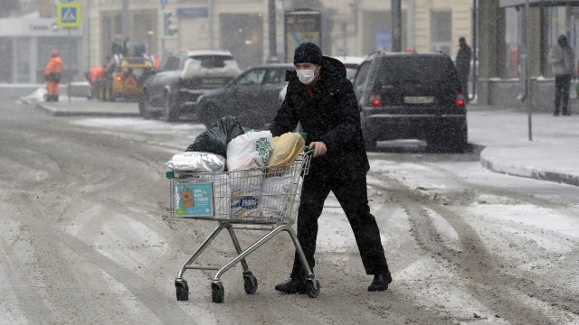 Докато руснаците отново се обърнаха към паническото купуване на стоки