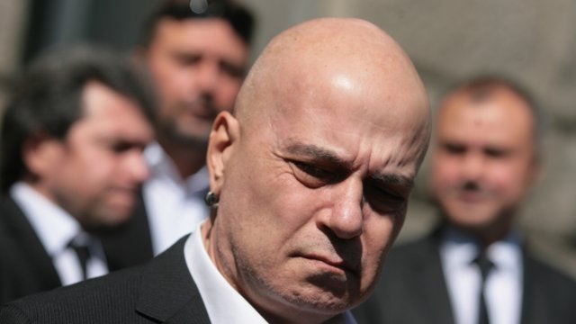 Седем а не пет са служителите на разследваната криптобанка Nexo