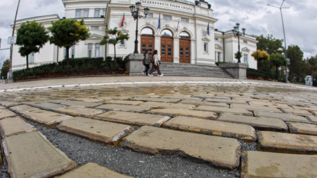 Пренареждането на жълтите павета пред Народното събрание е под 1 5