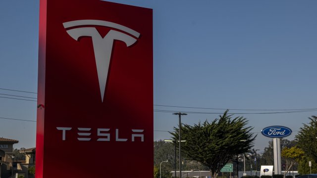 Американският гигант за електромобили Tesla ще построи първата си суперзарядна