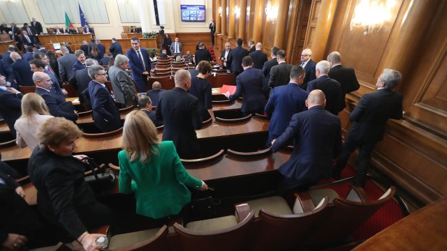 Дългогодишната политическа безизходица в България се задълбочи, когато разделеният парламент