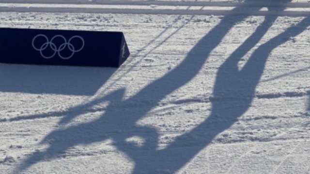 Заради силните пориви на вятъра в зоната на пистата Рок