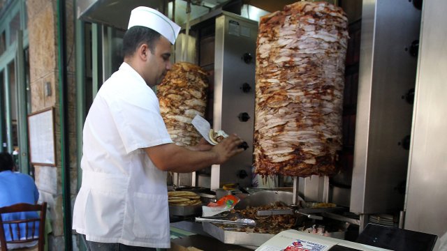 Кризата засегна и традиционния гръцки сандвич гирос Цената му вече