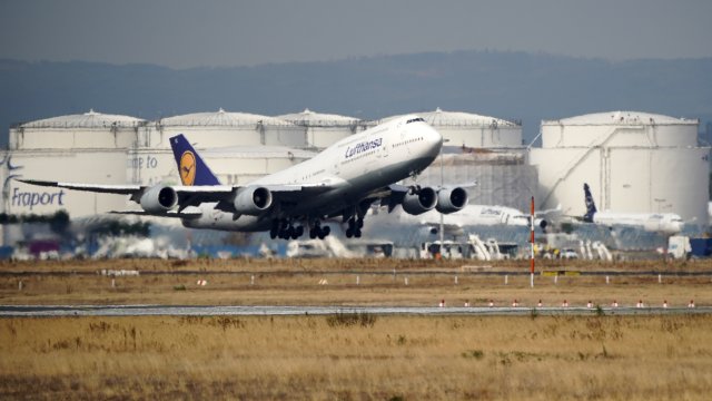 Най-големият европейски авиопревозвач Deutsche Lufthansa AG ще преустанови почти всички полети