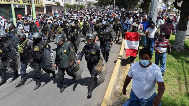 Новото правителство на Перу обяви 30 дневно извънредно положение на фона