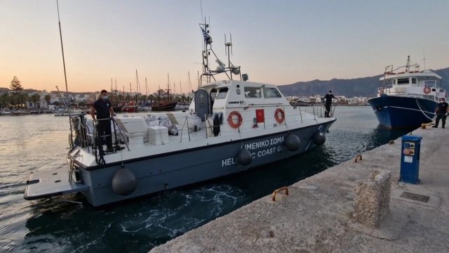Гръцката полиция е спасила група от 92 нелегални мигранти, които