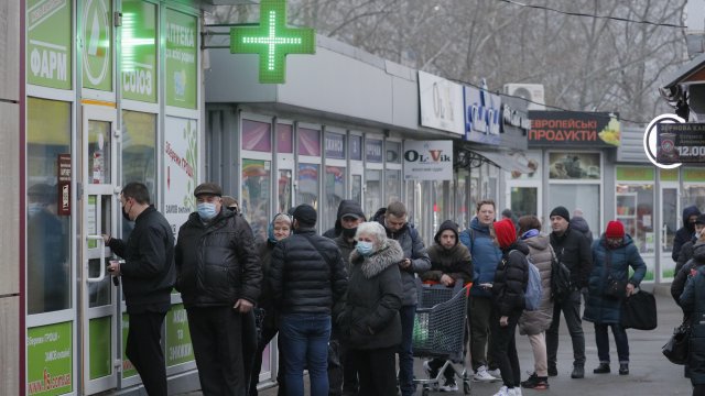 Животът на хиляди украинци се пренесе от домовете им в