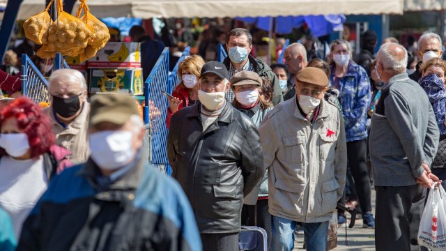 Доверието на хората в правителствата и медиите спада значително по