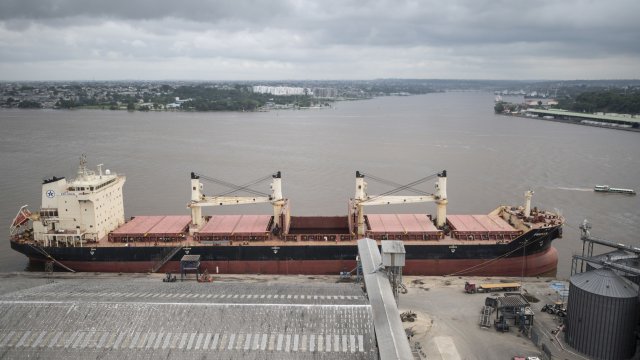Товарен кораб превозващ зърно от окупиран от Русия украински регион