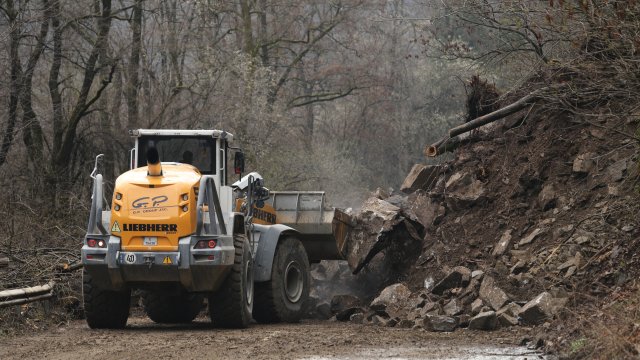 Затворен е пътят София Перник в района на Черния