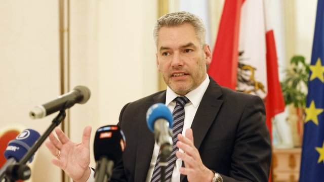 Австрийският канцлер Карл Нехамер отрече появилата се информация че Австрия