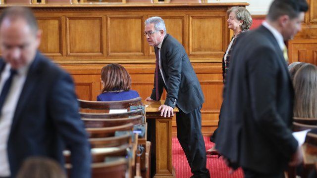 Със скандал започна втората точка в дневния ред на депутатите
