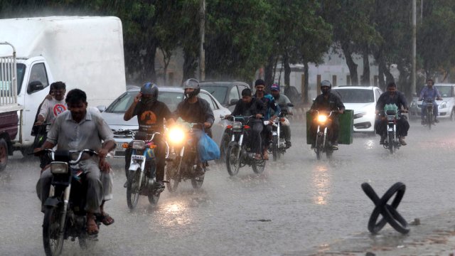 Силни наводнения убиха десетки хора а стотици останаха без дом