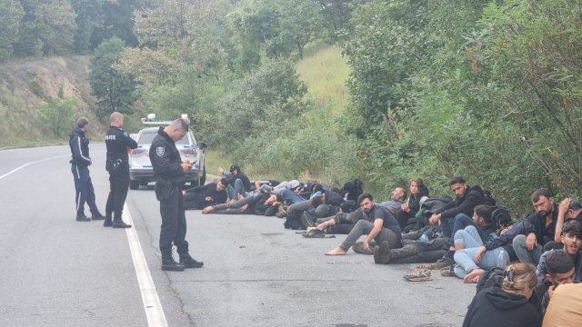 Полицаи от Карлово заловиха мигранти превозвани от временно пребиваващи в