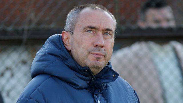 Треньорът на Левски Станимир Стоилов призова сините  да останат здраво стъпили