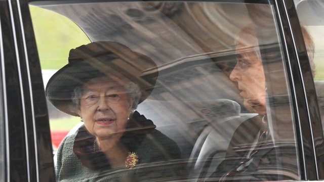 Кралският биограф Робърт Джобсън обясни скандалната постъпка на британската кралица