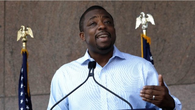 Лейтенант губернаторът на Ню Йорк Брайън Бенджамин е арестуван по обвинения