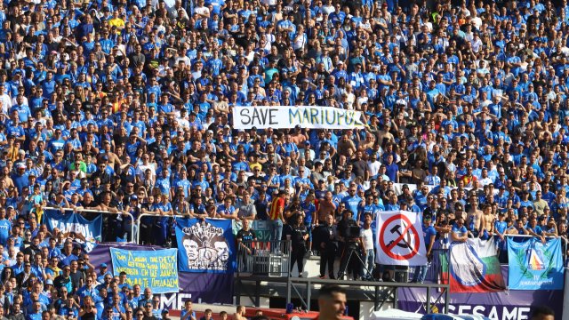 Фенове на Левски от Сектор В вдигнаха транспарант на английски