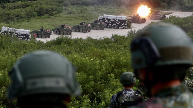 Танкове обстрелваха цели а изтребители прелитаха над главите докато тайванската