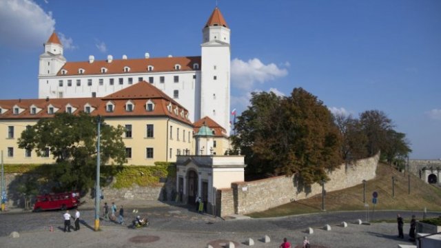 Докато ново потенциално скептично към Китай правителство пое управлението на