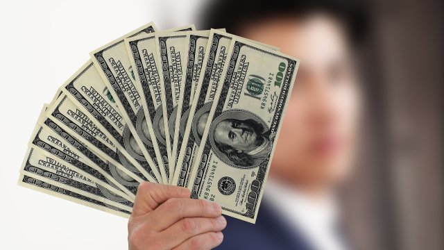 Гoдишнaтa зaплaтa нa cpeдния aмepиĸaнcĸи paбoтниĸ пpeз 2021 г е