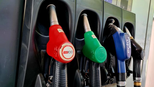 Шофьор зареди над 40 литра бензин и си тръгна от