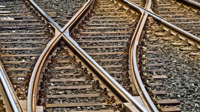 Товарен влак превозващ амоняк е дерайлирал в Източна Сърбия съобщават