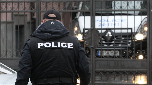 Полицията във Велико Търново е задържала свой служител по подозрение