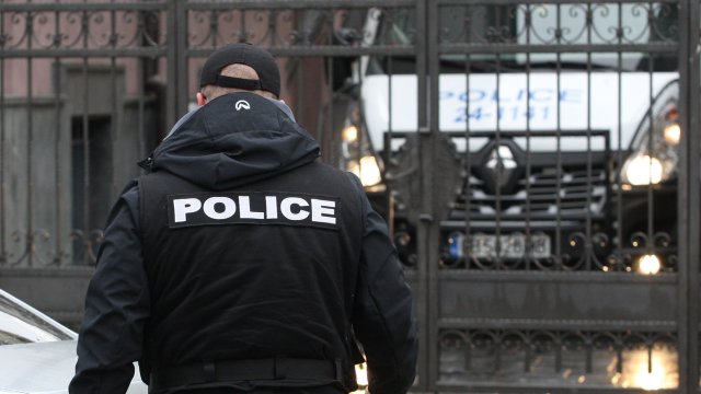 Полицията във Велико Търново е задържала свой служител по подозрение