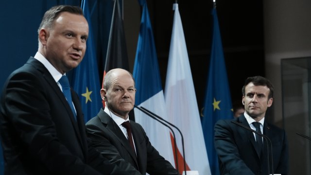 Германският канцлер Олаф Шолц и президентите на Франция и Полша