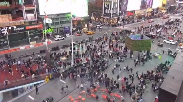 Експлозии разтърсиха Таймс скуеър в Ню Йорк съобщава Daily Mail