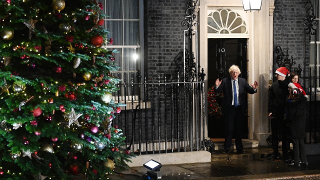 Жители на Обединеното кралство разкритикува главната Коледна елха в страната,