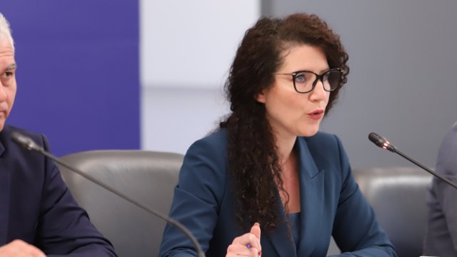 Изслушване на вицепремиера Калина Константинова и ръководството на пощите в Комисията