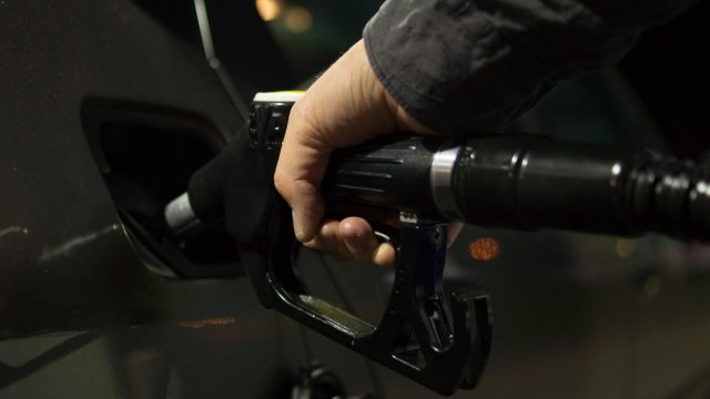 Продължаващото покачване на цените на горивата принуждава жителите на Обединеното
