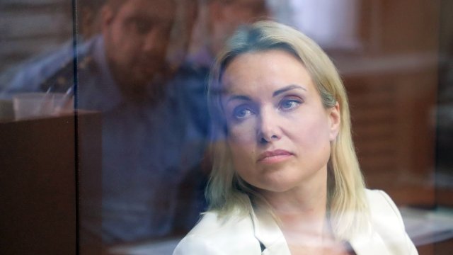 Руската телевизионна журналистка Марина Овсянникова издирвана от руските власти от