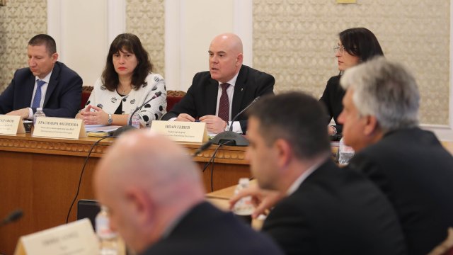 Депутатите разглеждат механизма за разследване на главния прокурор Това се