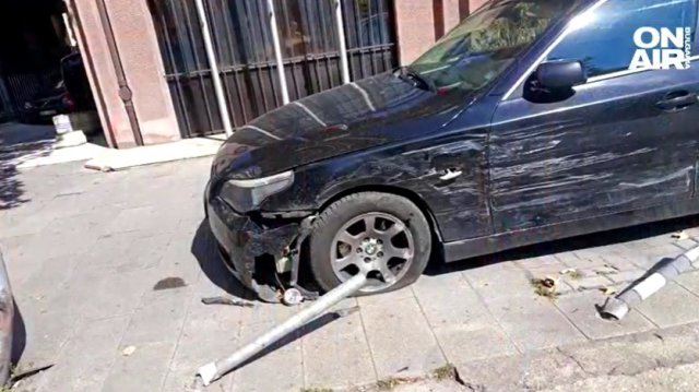 Неизвестен шофьор блъсна две коли на българското посолство в Скопие