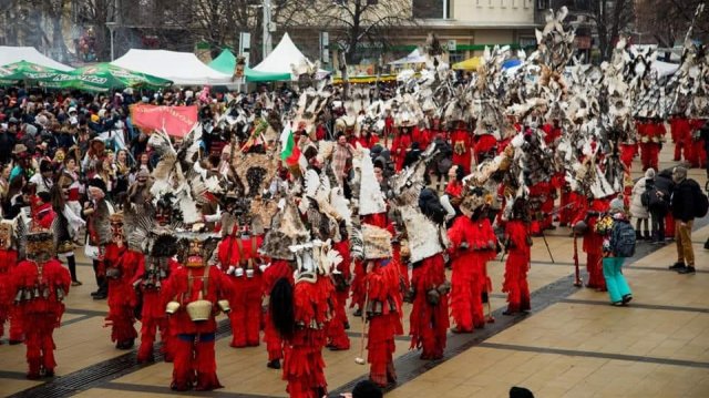 Над 200 сурвакари майстори на маски и фолклорен танцов ансамбъл
