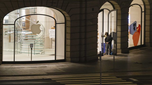 Амстердамската полиция потвърди че заложникът в магазина на Apple е