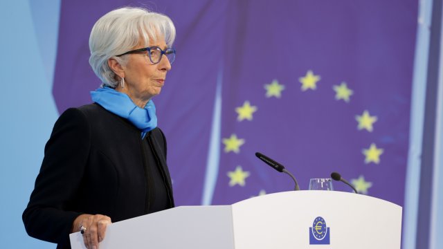 Новите прогнози на Европейската централна банка показват че инфлацията ще