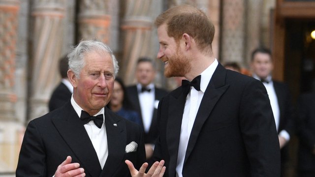 Британското кралско семейство планира мирни преговори за да не се