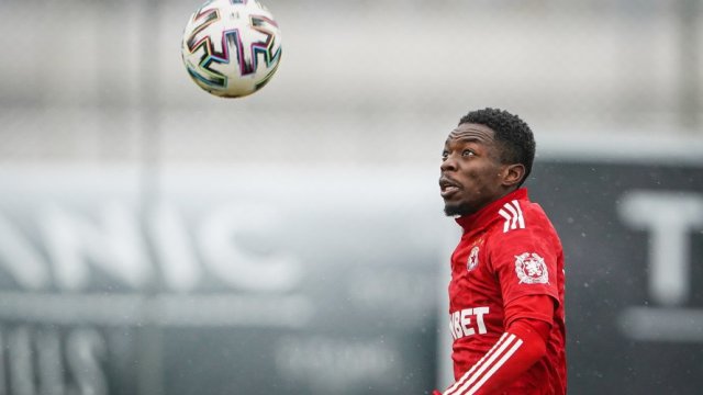 Грандът от Истанбул Фенербахче проявява интерес към Брадли Мазику от