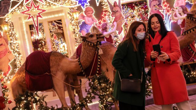 В Гърция от тази вечер заведенията ще затварят в полунощ