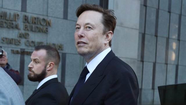 Милиардерът Илън Мъск обясни че ограничил достъпа на украинските военни